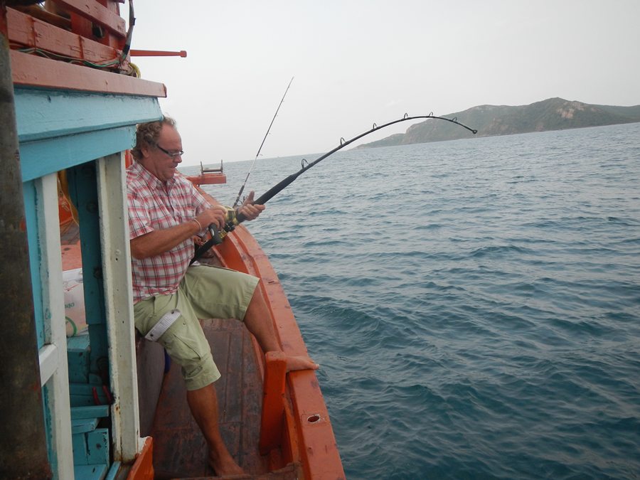 

    ไม่มีอาการรีบร้อนเลยครับสมกับเป็นนักตกปลาระดับต้นๆเลยครับ  เล่นปลาได้นิ่มนวลมาก..