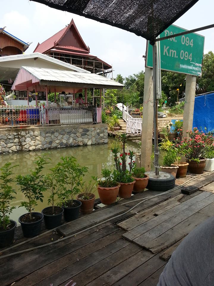 หลังจากนั้นก็ตัดมาที่ร้านก๋วยเตี๋ยวติดน้ำครับ ไม่ไหวแล้วร้อนก็ร้อน หิวก็หิวมากๆ แวะเอาส้ะหน่อยครับ บ