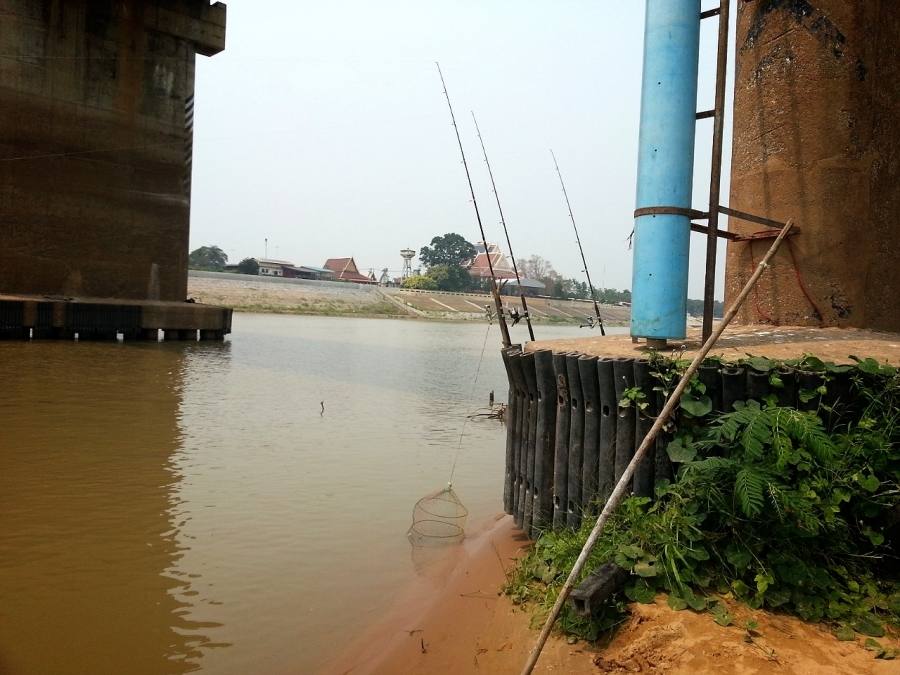 

 [center] [b]คอหน้าดินเข้ายึดหัวหาดตอหม้อแรกไปแล้ว วันนี้ยังดีมีแค่3คัน[/b][/center]

 [center