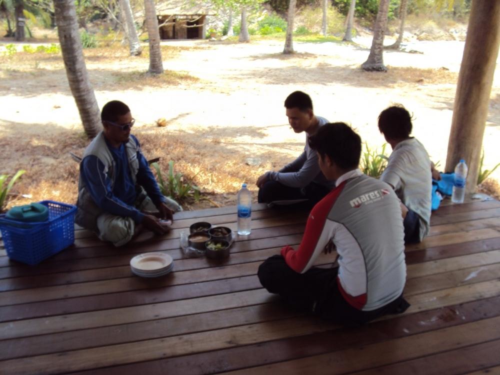 บังขาวไต๋กงเรือก็พาแวะทานข้าวในรีสอร์ทกลางเกาะแห่งนี้ แถมแกห่อข้าวมาเผื่อพวกเราเรียบร้อย ทานข้าวกันก