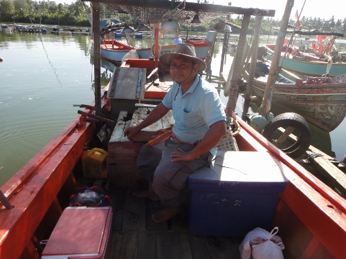 นี้ผมเองครับชักภาพก่อนออกเรือ แต่ยังดีที่เรือนี้มีอุปกรณ์ดาวและซาวเดอร์พร้อมทุกอย่างและเครื่องปั่นไฟ