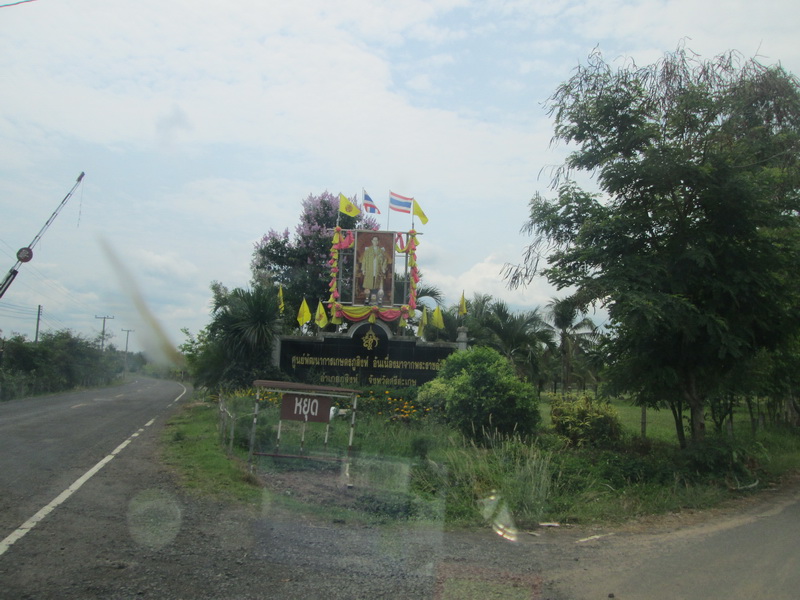 ทางแยกที่จะลงไปอ่างเก้บน้ำตรงศูนย์พัฒนาเกษตรภูสิงห์