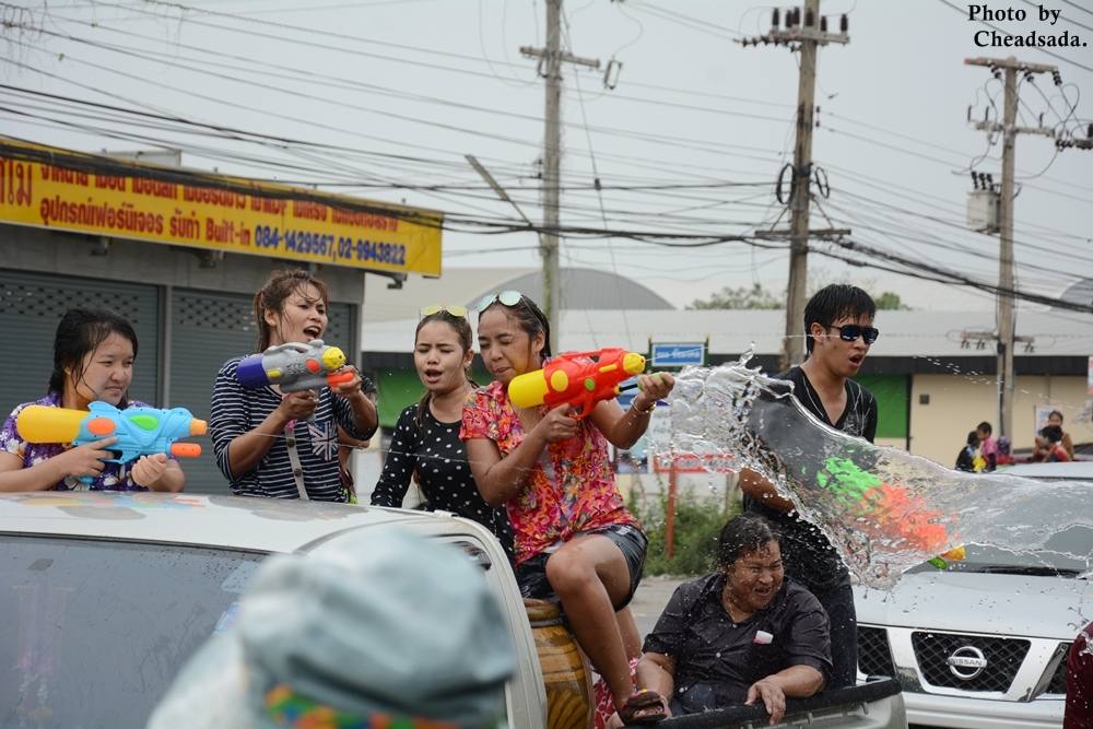 ดูวินาที  ที่น้ำสาดจากถังข้างล่างก่อนถึงตัวคนบนรถครับ