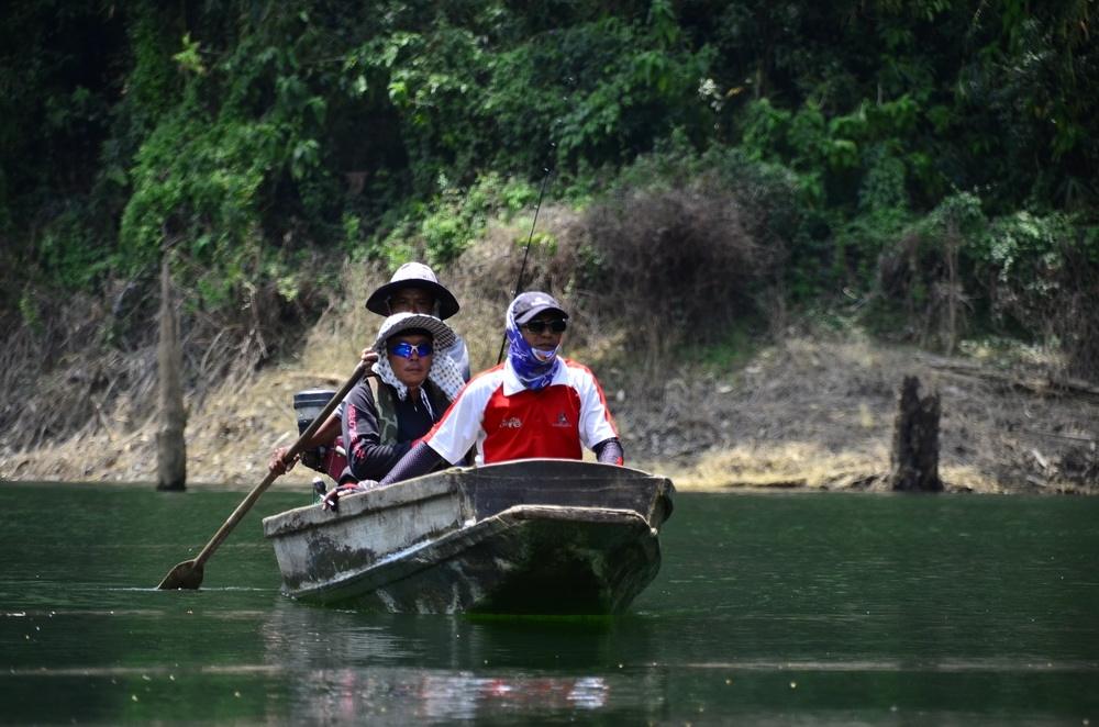 รอบเช้านี้ ในคลองหยี เรือวิ่งมาก็ไกลปลาก็หายาก ยังมีพวกตามกันเข้ามาอีก เป็น ลุงนัท กับโปรอ๊อดปปลา ผม