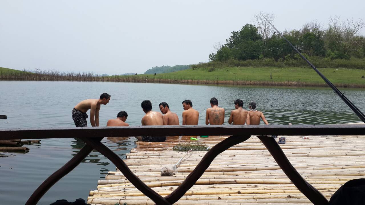 อาบน้ำเตรียมกลับบ้าน เมืองสุพรรณบุรี   ^ ^ เมืองเหน่อ หนุ่มหล่อ สาวสวยๆ  :grin: