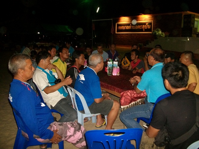 กินข้าวยังไม่เรียบร้อยดีทางคณะจัดการแข่งขันเชิญหัวหน้าทีมทุกทีมประชุมวางแผนงานต่อจากนี้จะเอากันอย่าง