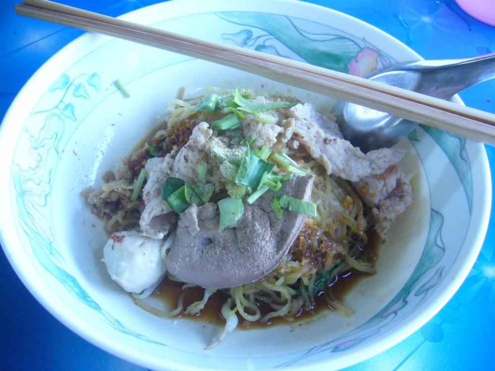 + ระหว่างทานแวะทานก๋วยเตี๋ยวสาย 8 น่ากินมากๆ +  :umh: :umh: