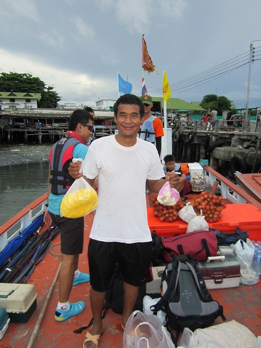 ขนของลงเรือข้ามฝากครับเพราะน้ำแห้งมากเรือเจริญผลไม่สามารถเข้ามาได้เพราะเดี๋ยวหมึกที่หาไว้จะตายหมด
น