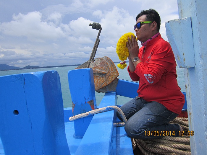 ขึ้นเรือได้จัดของเข้าที่ พี่ปราจิณ พี่ใหญ่ของทริป จัดการขอพรจากแม่ย่านางเรือ ขอให้จัดหนักๆให้หน่อย..