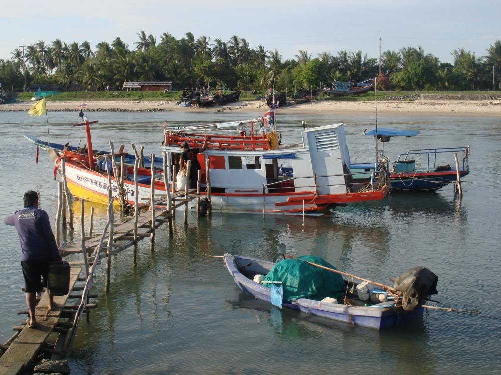 ถึงที่จอดเรือแล้วครับ เรือลำนี้หรือเปล่าน้อ ?  :think: :think: :think: :think: