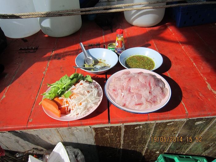 อาหารว่างครับปลาดิบวาซาบิ จากฝีมือไต๋ธานีครับ ไต๋ใช้เนื้อปลาเหลืองขมิ้นสดๆทำครับผมลองแล้วสุดดดดยอดดด