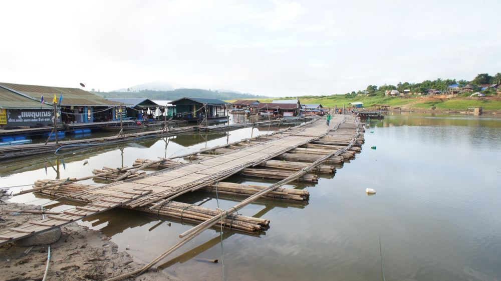 สะพานไม้ไผ่ กลายเป็นสะพานหลักที่ชาวบ้านและนักท่องเที่ยวใช้สัญจรไปมา