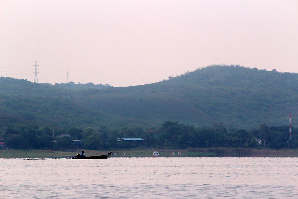 เรือหางยาวลำนี้กู้ตาข่ายเสร็จแล้ว คงนำปลาที่ได้ไปส่งแม่ค้าที่มาดักรอซื้อปลาเป้นประจำ