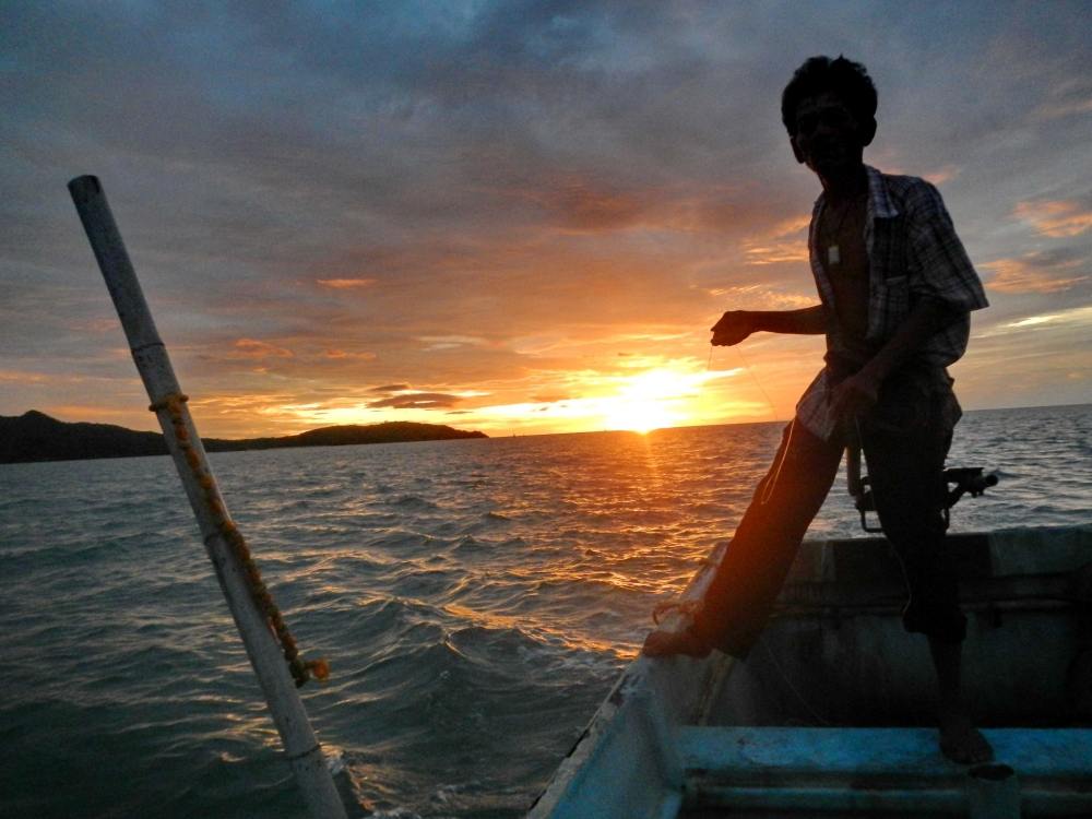  [b]แต่ลุงแดงเจ้าเก่า.....แกจะไปลากปลา สาก....ส่วนผม ขอติดเรือไปลงเกาะร้าง...ระหว่างทาง  .....ที่ยัง