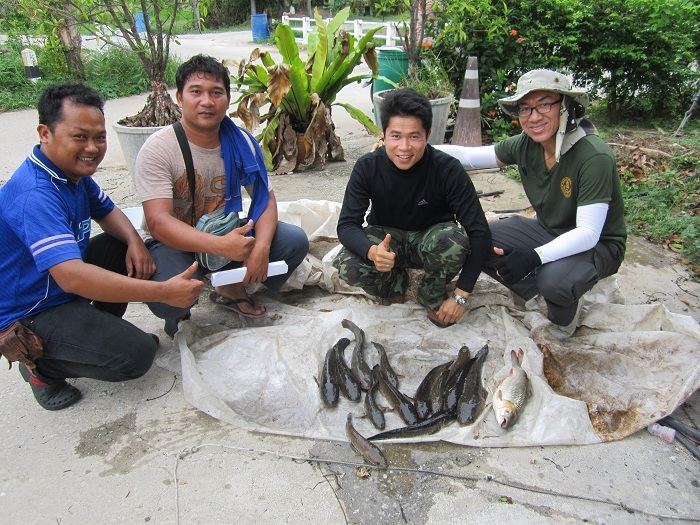 ถ่ายรูปหมู่เป็นที่ระลึกหน่อยครับ กับทีมงานไออาร์พีซี ฟิชชิ่ง คลับ...(เสียดายน้ายุทธ บางบุตร กับลูกชา