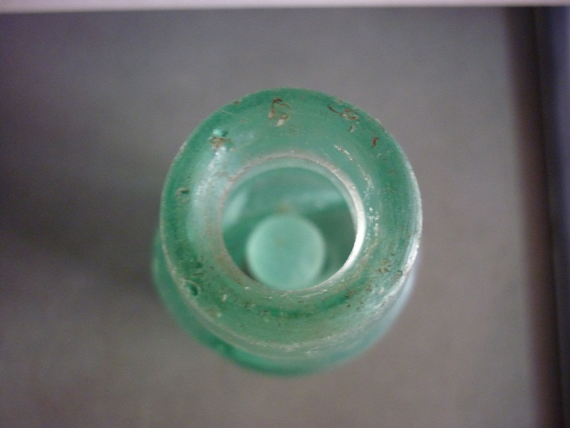                ข้างในขวดมีลูกแก้วอยู่ในบริเวณคอขวดลักษณะแบบนี้ อาจจะเป็นสีน้ำเงิน หรือ ใสใสก็มี ซึ่ง