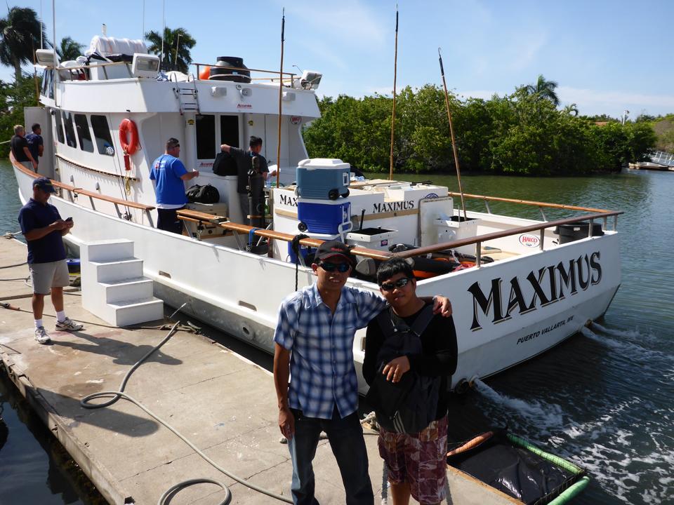 
[b][center]ถ่ายรูปกับเรือไว้เป็นที่ระลึก เพราะคงไม่ได้มาบ่อยแน่ๆ ครับ[/b][/center]


