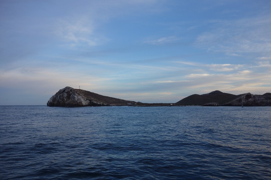 

[b][center]ผมหลับตื่นมาอีกทีก็ถึงเกาะนี้แล้ว เกาะแรกในเขตน้ำ 1000-2000 เมตร[/b][/center]


