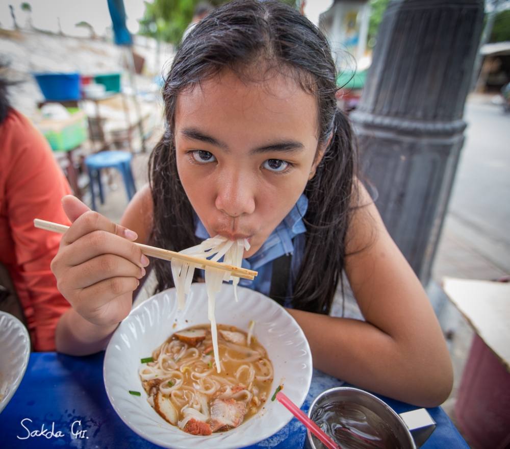 เด็กๆเริ่มหิว เป็นร้านก๋วยเตี๋ยวเล็กๆ เเต่เเซปเวอร์ครับ ขายดีแป้บเดียวหมด