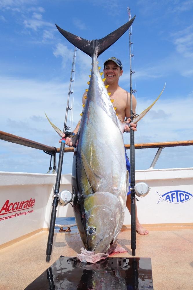 [center][b]

Cow Size ตัวแรกของทริป 247 lbs (ปอนด์)  เอาขึ้นเรือมาโดย Douglas แฝดผู้น้องจาก Accura