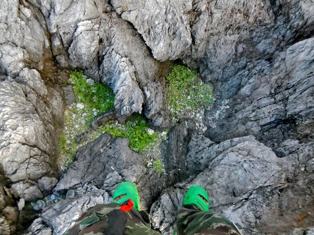  [b]..."แม้อยู่ในแนววิน" ก็ยังมี  พื้นที่  สีเขียว....แต่รอยหิน ยังกับ " กีบเท้าไดโนเสาร์ " ครับ