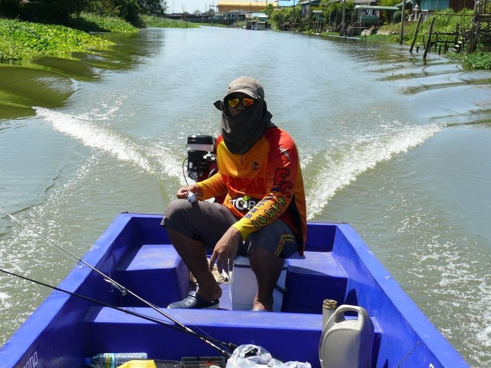 ขับเรือลัดเลาะเข้ามาตามคลองสาขาของแม่น้ำเจ้าพระยากับบรรยากาศสบายๆ
 :love: :love: :love: :love: