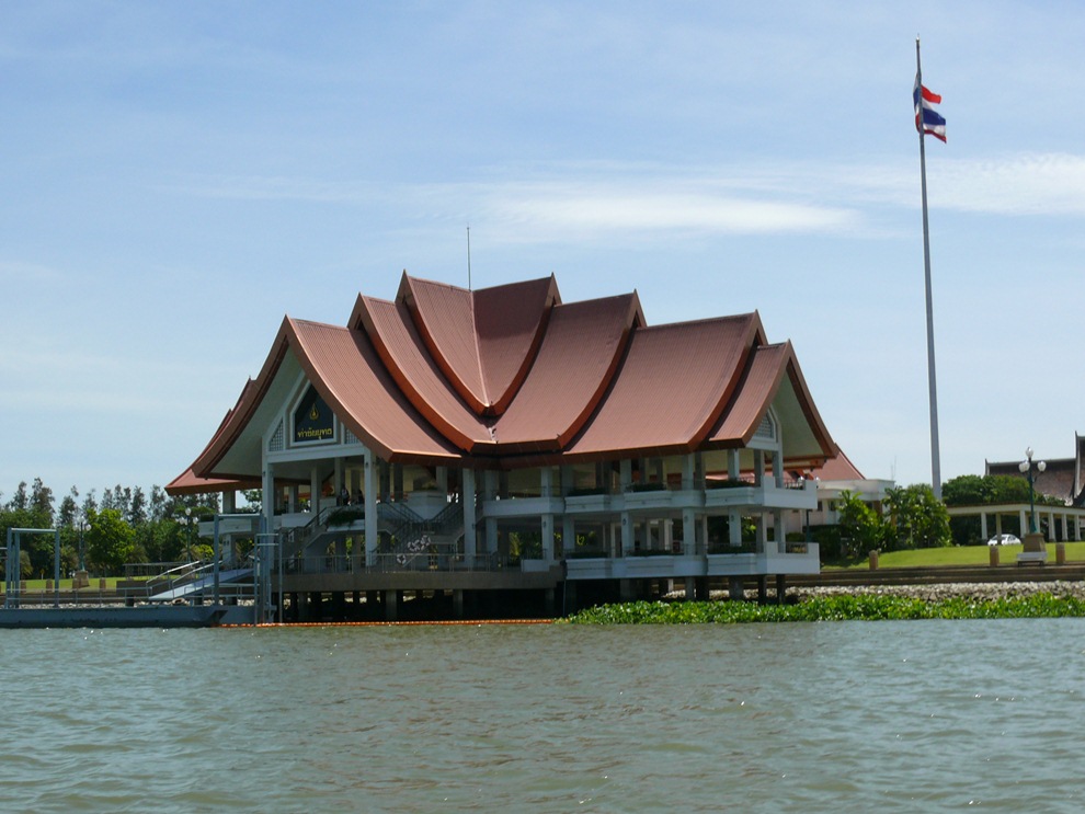 ขับเรือมาถึง บางไทร สภาพน้ำข้างบนดีมากครับ :ohh: :love: :love: :love: :kiss: :kiss: