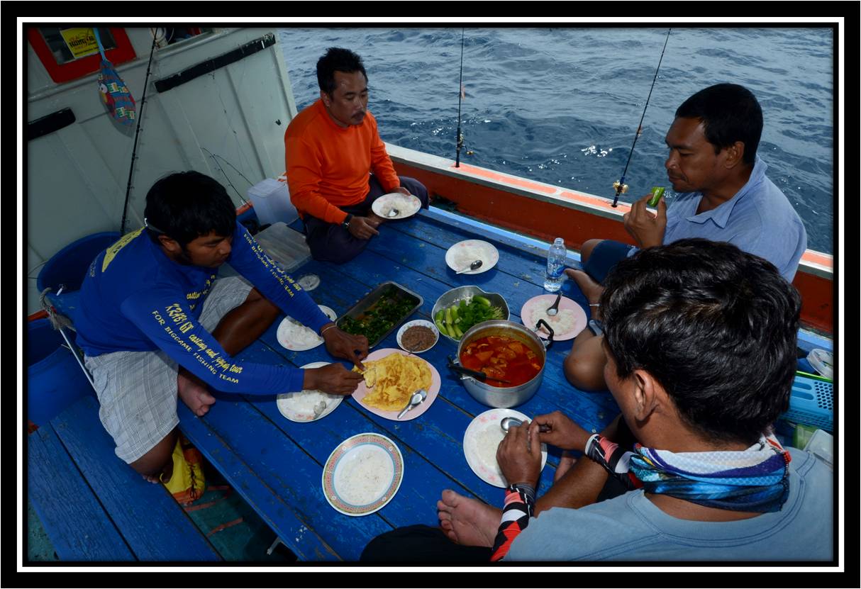มื้ออาหารบนเรือวันที่เดินทางกลับครับ.....อร่อยทุกมื้อจากจุมโพ่อารมณ์ดีครับ...อยากทานอะไรบอกน้องเค้าท