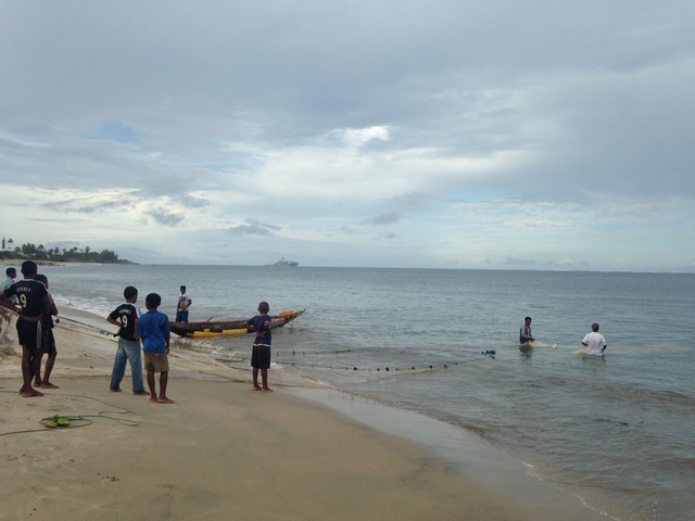 ระหว่างเดินมาริมชายหาดเห็นชาวบ้านกำลังจับปลาครับ อวนล้อมชายหาด :grin: :grin: