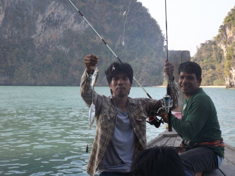 เรือมาถึงก็นังเรือออกไปประมาณ 15 นาที ไปหาปลาตรวจ