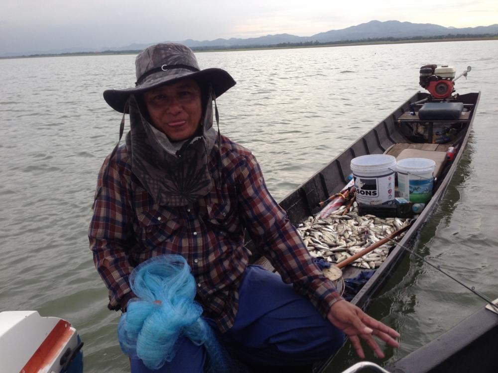 มีเรือชาวบ้านที่มาหว่านแห ปลาข้างลาย หรือปลาสร้อยนกเขา หรือเรียกกันว่าปลาซ่า  แวะเข้ามาคุยด้วย :chee