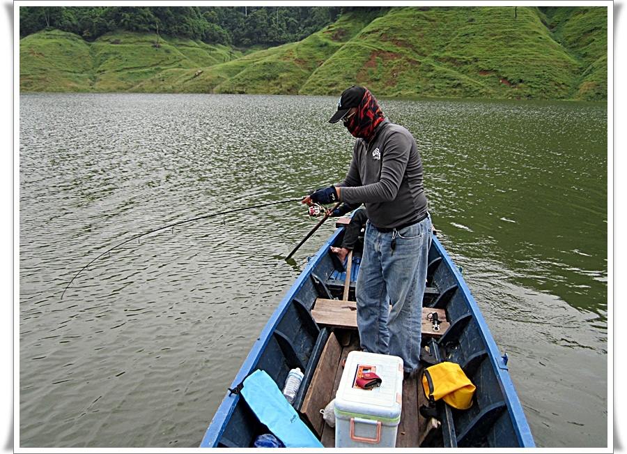 
 [b]พอเรือจอดหมายใหม่ น้าจ้อยหวดเหยื่อส่งปลั๊กลงไปก่อนเลย ไม้เดียวโดนเลย เอ้ย ได้ไงเร็วเกินไปแล้ว 