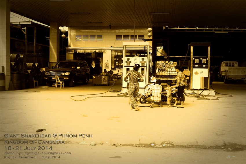 ปั้มน้ำมันที่ด่านปอยเปต [i][Subtitle: Thiss the gas station at Poi Pet.][/i] :talk: