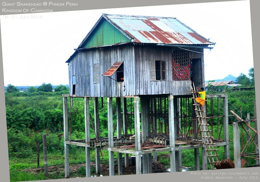 ภาพนี้ถ่ายทำในรถ ขณะที่เดินทางมาประมาณชาญเมืองพนมเปญ ก่อนถ่ายทำภาพนี้ ผมนึกขึ้นมาว่า น้ำท่วม กทม. จะ