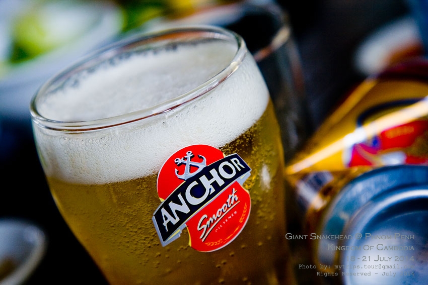 เบียร์ยังคงเป็นพนมเปญเบียร์อยู่ แต่แก้วไม่ใช่ครับ  [i][Subtitle: Beer was still the Phnom Penhs bee