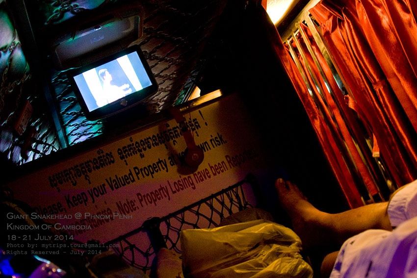 ที่นอนของเราภายในรถทัวร์แบบนอน 2 ชั้นที่เราโดยสารเดินทางจากพนมเปญ มายังด่านปอยเปต  [i][Subtitle: Thi