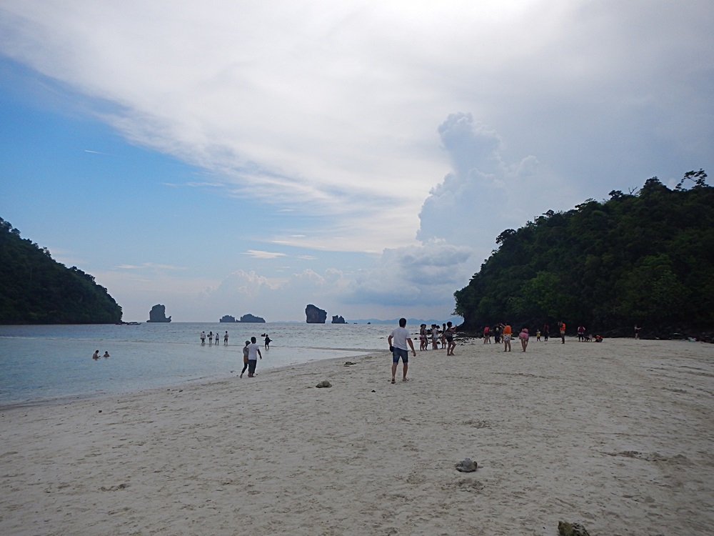 มาถึงลงเรือ เดินเล่นชายหาดกันค่ะ 