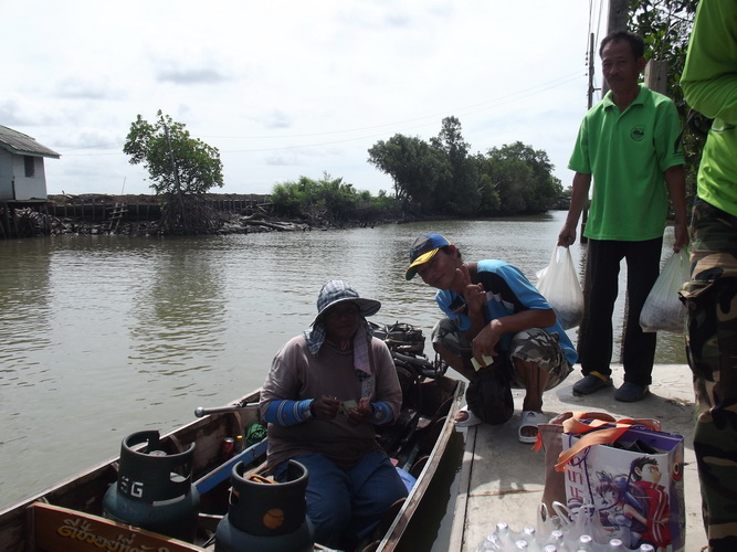 ถึงท่าเรือแล้วคับ ถ่ายรูปกับโชเฟอร์ซะหน่อย :laughing: :laughing: