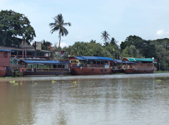 เรือเอี่ยมจุ้นมาดัดแปลงเป็นร้านอาหารสวยดีครับ