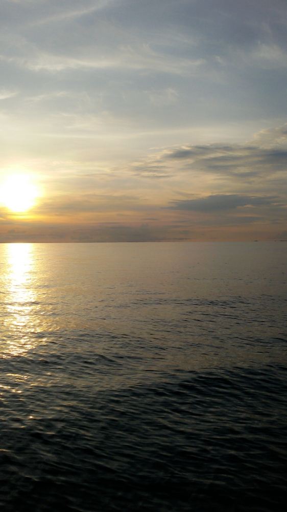 ตัดมาตอนเช้าครับ พอท้องฟ้าเริ่มสว่างก็มองเห็นความงามของท้องทะเล