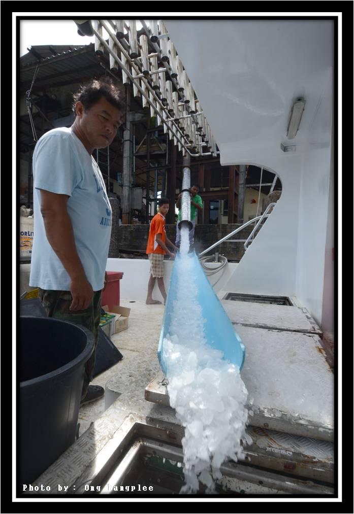 พี่เอกพี่ชายพี่โท  รอรับน้ำแข็งลงเรือ  :smile: