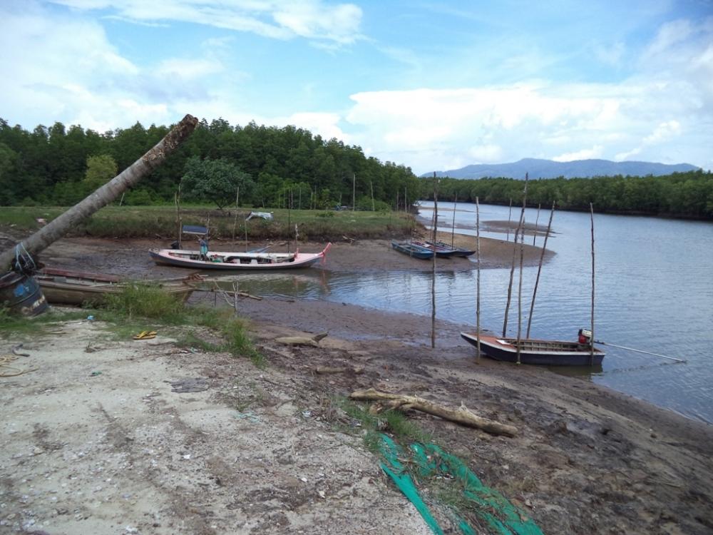 งานเข้าน้ำในคลองแห้งเอาเรือลงไม่ได้ต้องรอ น้ำกำลังขึ้น