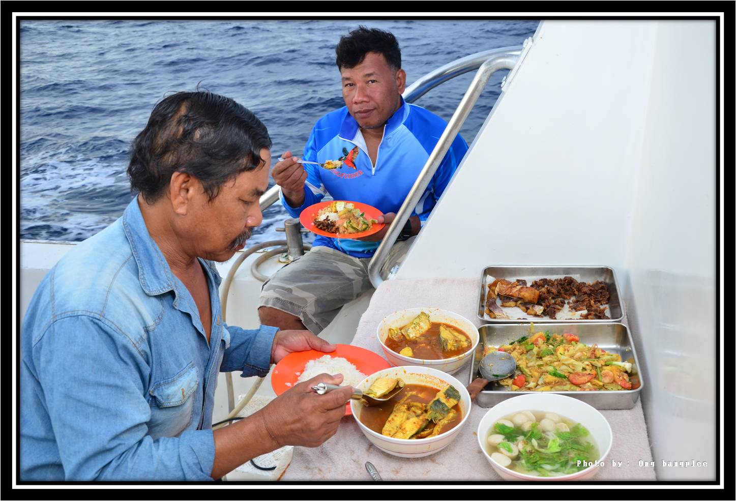 อร่อยทุกมื้อครับ....มาเรือลำนี้ทานข้าว 4 มื้อ ต่อวัน กลางคืนเป็นข้าวต้มปลา ทุกคืนอิ่มท้องจริง ๆ ครับ