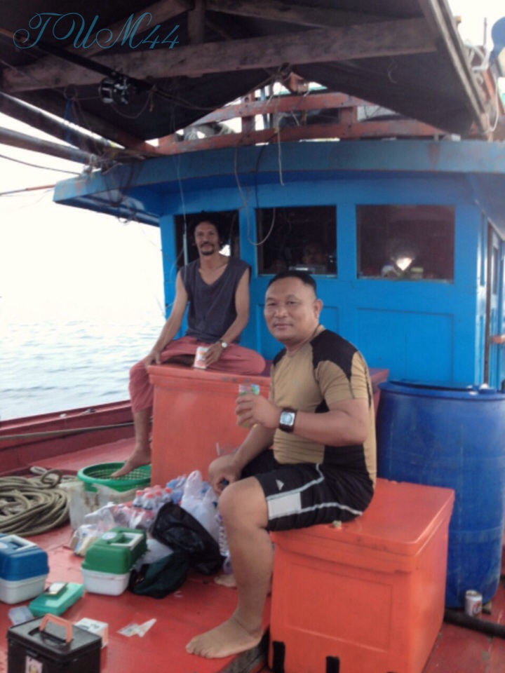 

  ถึงด้านหน้าเรือก็เจอน้าป๋องกับน้าวันนั่งเบิกบานกันอยู่คับแต่เช้าเลย :cheer: