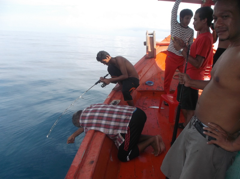 มันหยุดเพราะสายไปพันกับกันโคลงใต้ท้องเรือ ไต๋หลีต้องลงมือแก้ไขเอง