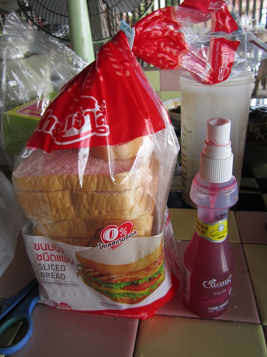 วันนี้ผมเลือกใช้เหยื่อมาตราฐานสากลครับ ขนมปังแผ่น+หัวเชื้อน้ำแดงครับ(ดูกันเองนะครับว่ายี่ฮ้ออะไรผมลอ