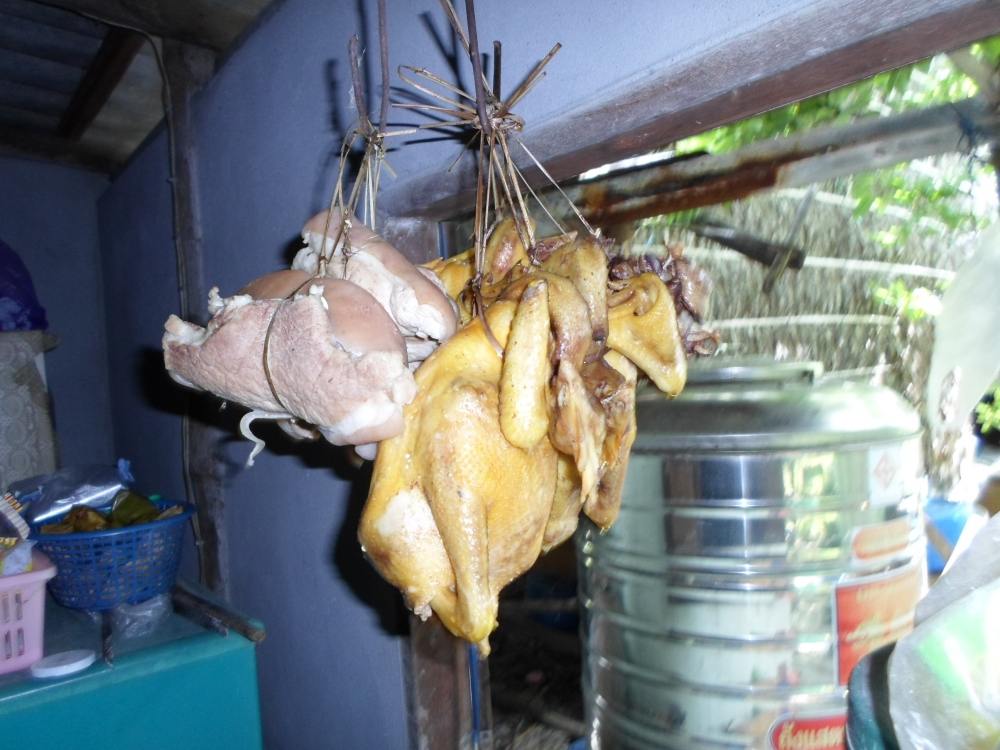 ไก่กับหมูต้มแล้วแขวนไว้ไห้น้ำมันตกคับ :umh: :umh: :umh: :umh: