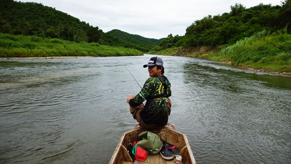  [b][center]ผมเฝ้าหัวเรือ หาปลั๊กตัวเล็กๆ ตีไปเรื่อยๆ จังหวะตีเข้ากองไม้ใต้น้ำ โดนชาร์จอย่างรุนแรงจา