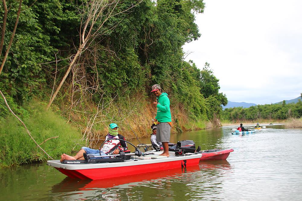  [center]ล่องลงมาปลายต้นน้ำ เจอเรือตาหนวดบ่นอุบอิบขับขึ้นมาหาจากหน้าเขื่อน[/center]