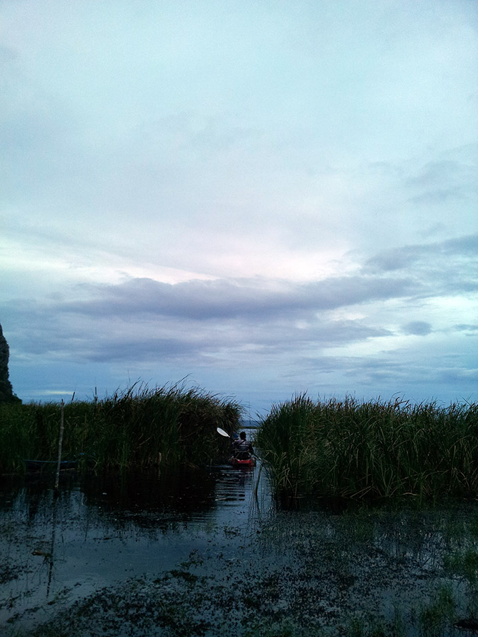  [center]เรือที่ใช้นอกจากคล่องตัวแล้ว ยังต้องมีน้ำหนักเบา เพื่อที่จะแทรกตัวผ่านผืนดินตื้นเขิน ของที่